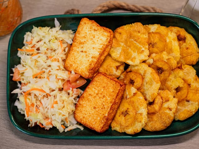 1 Tostones con Queso y Ensalada.